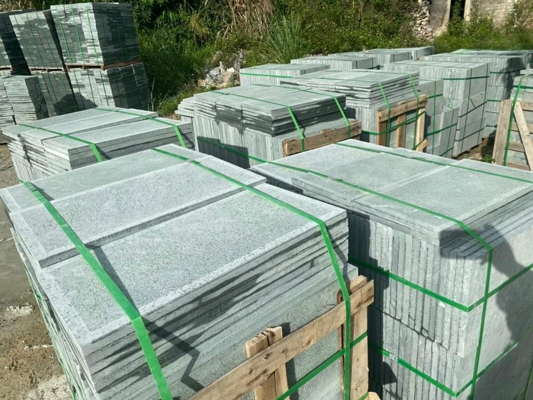 Giá đá xanh rêu Giá đá xanh rêu cũng phụ thuộc vào số lượng đơn hàng - 1 đơn hàng thường đóng theo kiện theo số lượng lớn, ngược lại với số lượng nhỏ sẽ được bốc rời
